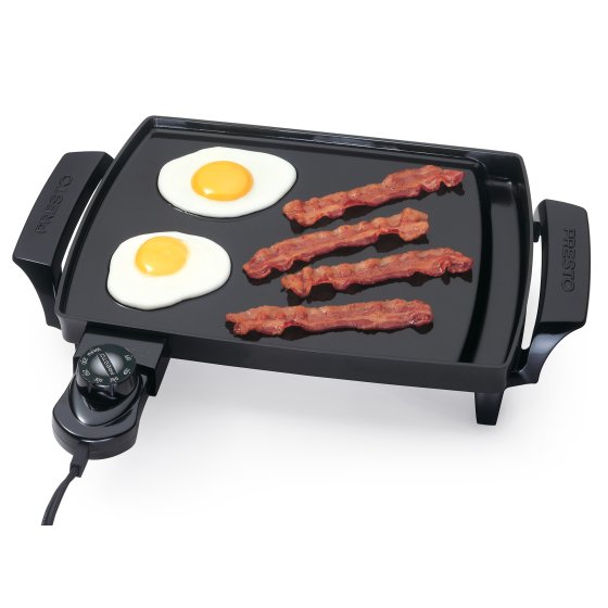 07211 Liddle Griddle mini-griddle cooking eggs and bacon.